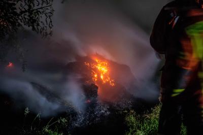 Winnenden-Schelmenholz: Strohbrand am Waldrand sorgt fuer starke Rauchentwicklung